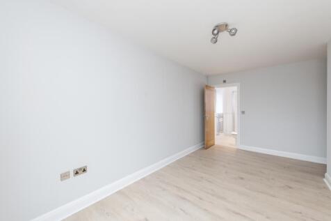 Miles Close 9 - En suite Bedroom