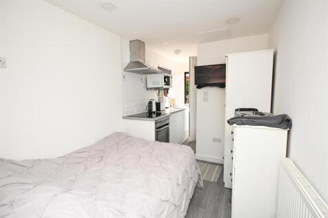 bedroom 5/ studio
