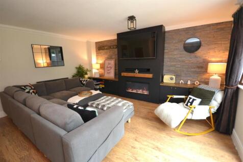 18&#39;5 x 15&#39;5 Lounge/diner