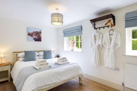 Cottage A main bedroom