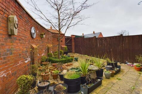 Rear courtyard style garden