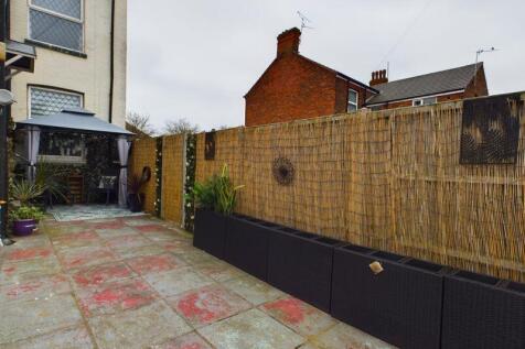 Rear low maintenance garden