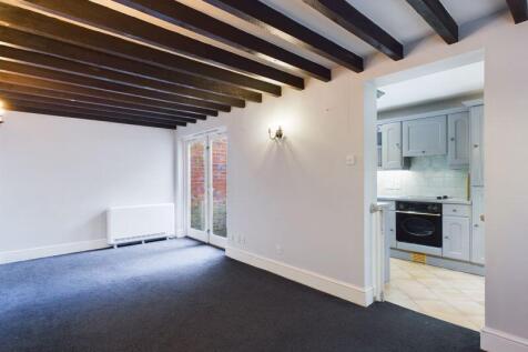 Dining/snug through to kitchen