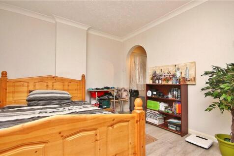 Living Room/Bedroom