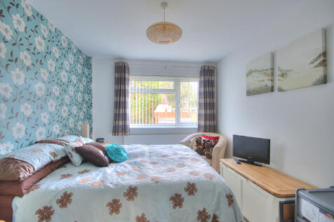 Bedroom 1a (4)