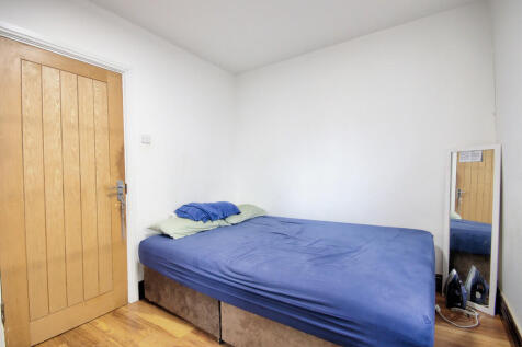 Bedroom 1a (6)