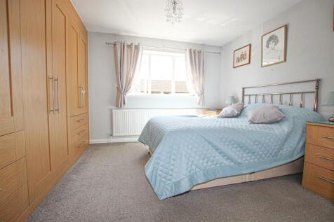 IMG_7869 MAIN BED.jpg
