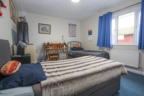 IMG_9984 bed.jpg
