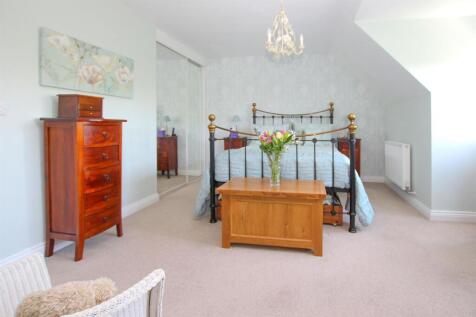 IMG_7550 MAIN BED.jpg