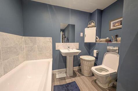 PXL_20250321_110412630.RAW-01 BATH.COVER.jpg