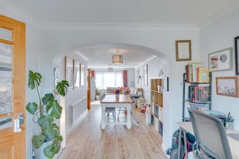 Heath House, Centre Drive, Newmarket--17.jpg