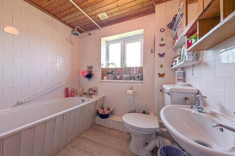 Main bathroom.jpg