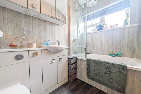 Bathroom 2.jpg