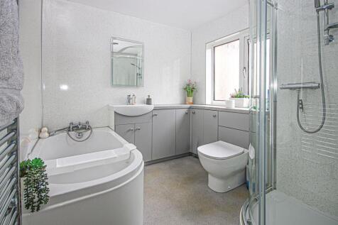 Main Bathroom.jpg