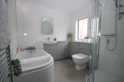 Main Bathroom.jpg