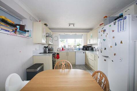 Kitchen 2.jpg