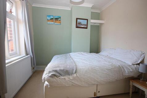 Bed 2.jpg