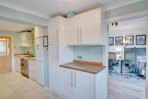Heath House, Centre Drive, Newmarket--15.jpg