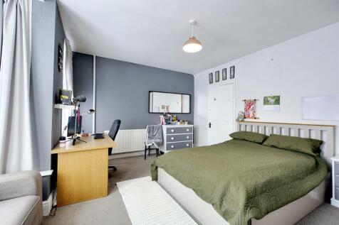 Bedroom 1_2.jpeg