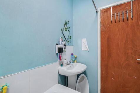 Bathroom 1_2.jpeg