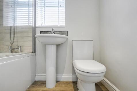 Bathroom 1_2.jpeg