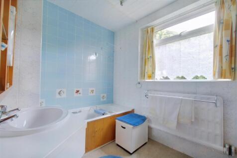 DSC_5901shared bathroom.jpeg