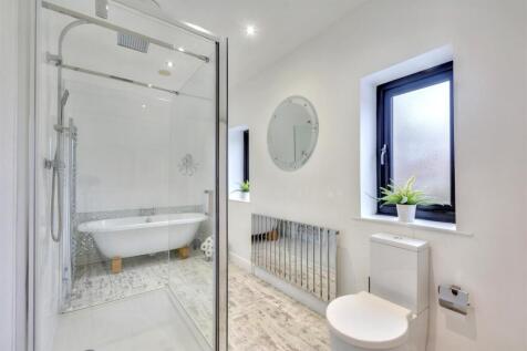 Ensuite Bed One_1.jpeg