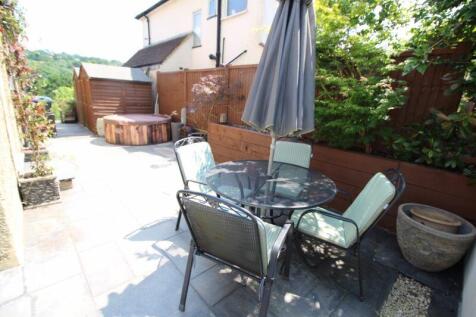 SIDE PATIO