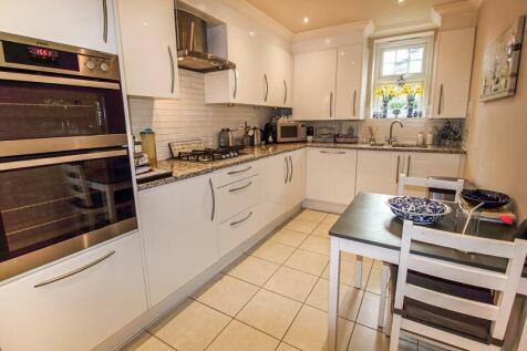 FITTED KITCHEN