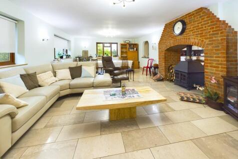 MAIN LOUNGE
