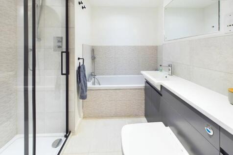 MASTER BEDROOM EN-SUITE