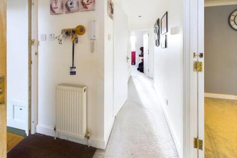 L&#39;SHAPED ENTRANCE HALLWAY