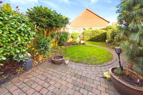 LANDSCAPED REAR GARDEN