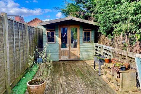 SUMMERHOUSE WITH DECKED SEATING AREA