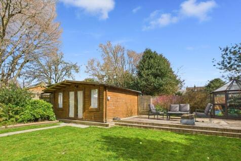 REAR PATIO &amp; SUMMERHOUSE