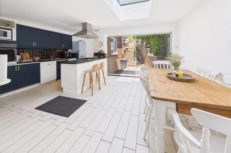 KITCHEN / DINING ROOM