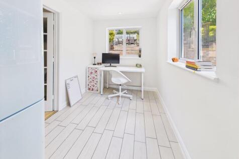 KITCHEN SEATING AREA