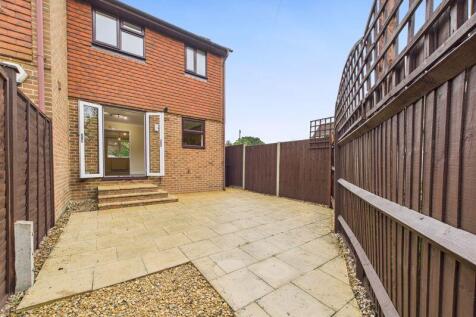 PATIO &amp; REAR ASPECT