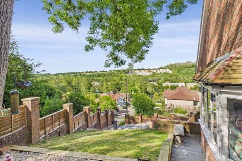 STUNNING VIEWS OVER VALLEY