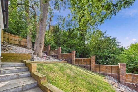 LANDSCAPED FRONT GARDEN