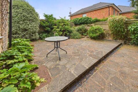 REAR PATIO GARDEN