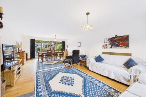 MAIN LIVING ROOM