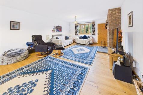 MAIN LIVING ROOM