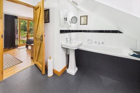 EN-SUITE BATHROOM