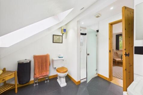 EN-SUITE BATHROOM