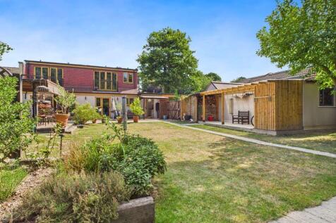 GARDEN REAR ASPECT OF HOUSE
