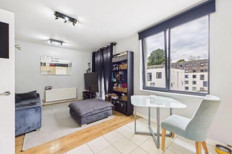 OPEN PLAN LIVING ROOM TO DINING AREA