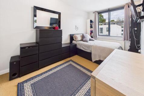 DOUBLE BEDROOM