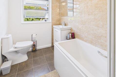 FIRST FLOOR BATHROOM