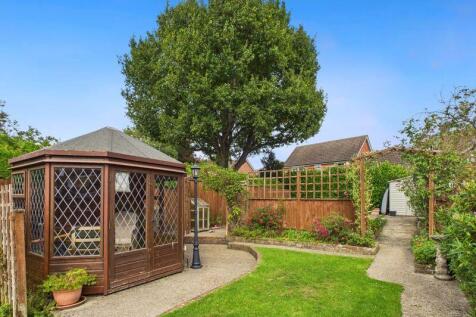 SUMMERHOUSE TO THE REAR OF THE GARDEN